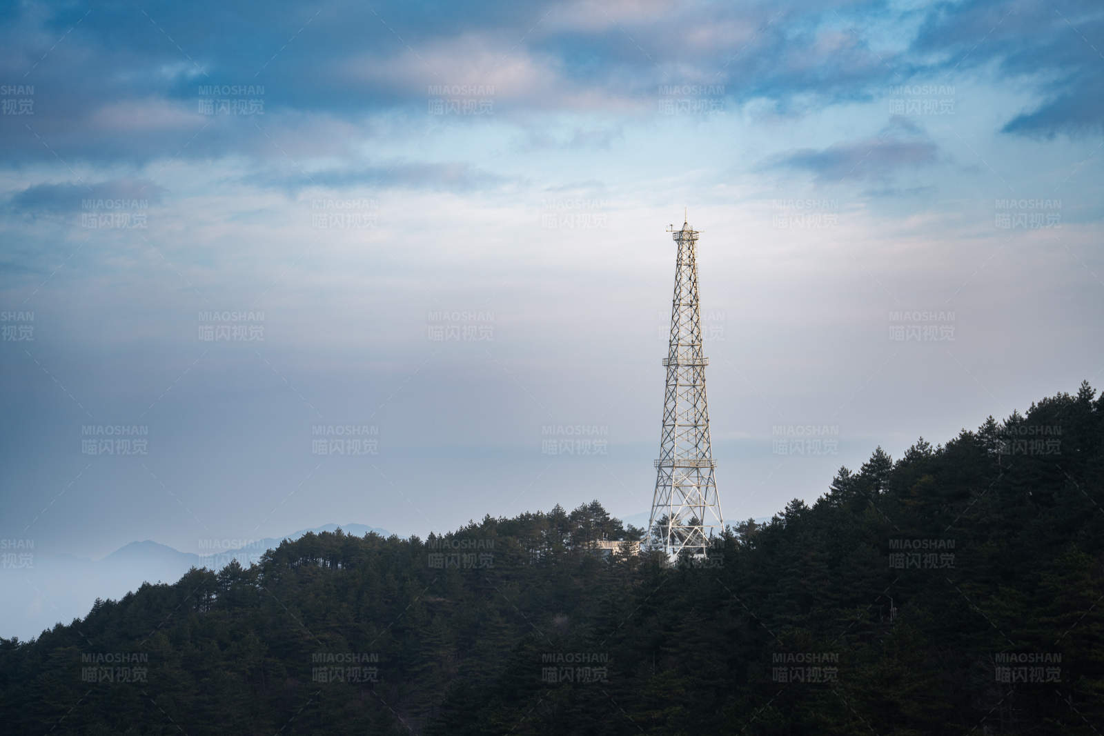 山巅信号塔图片