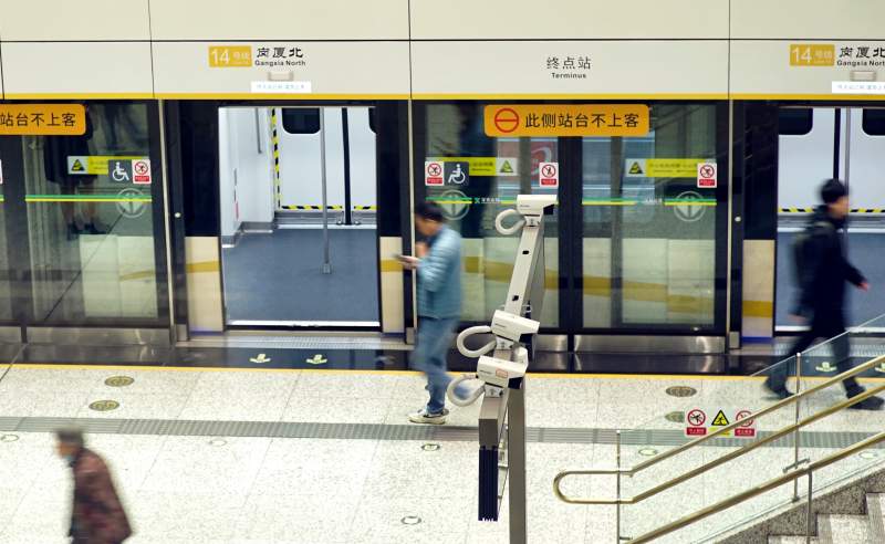 地铁站台上的摄像头图片