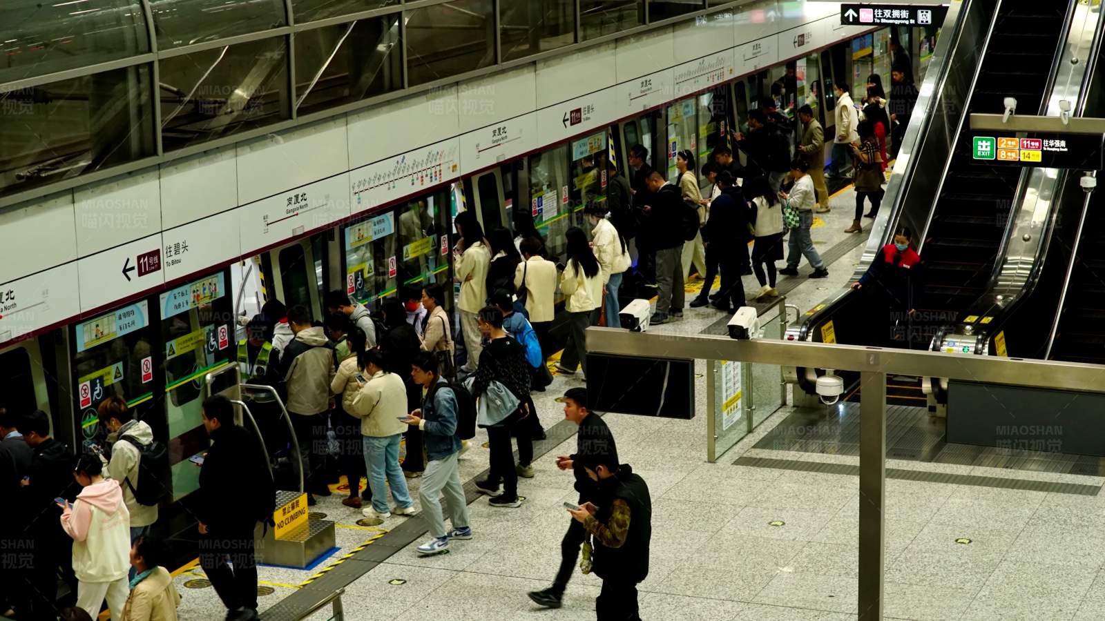 地铁站台候车乘客图片