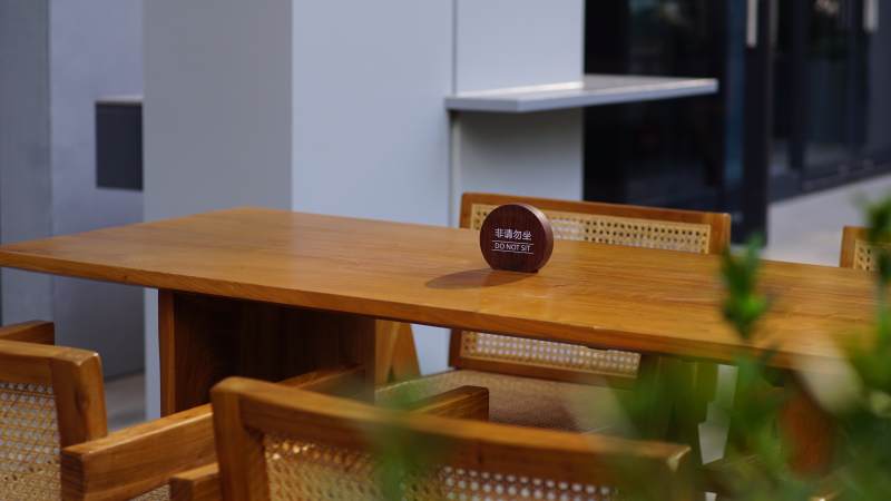 户外木桌椅特写图片