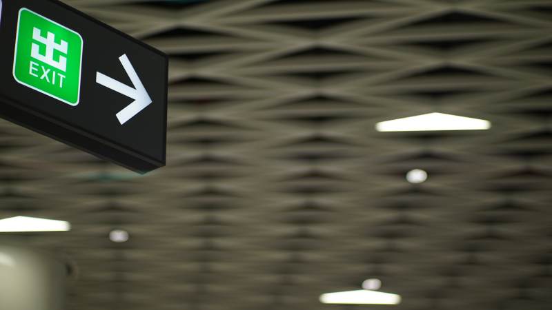 机场出口指示牌图片