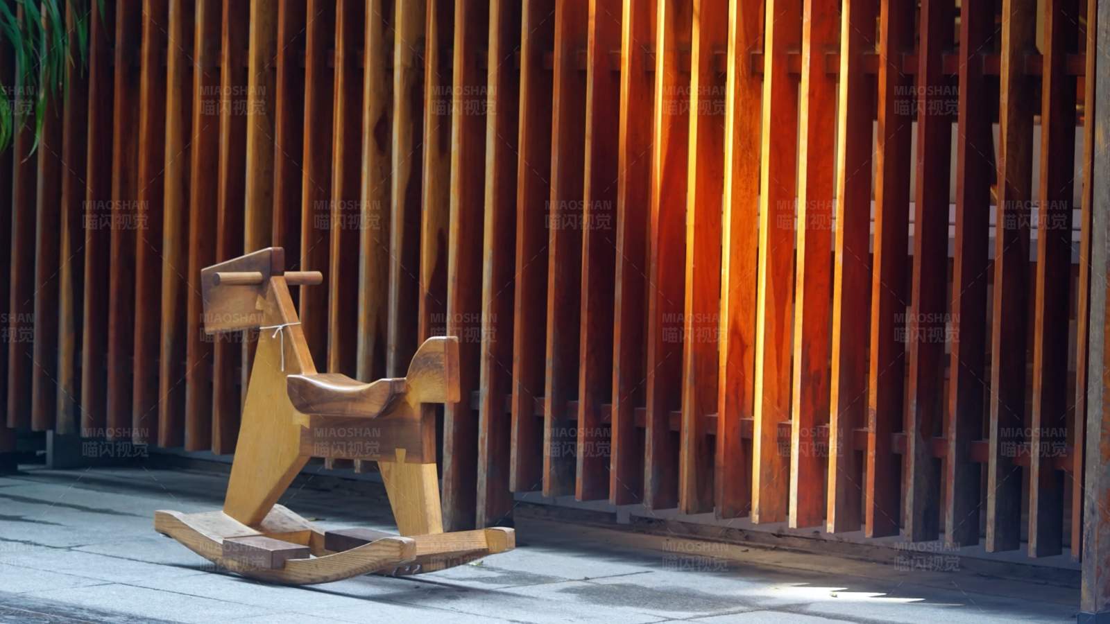 木马与光影图片