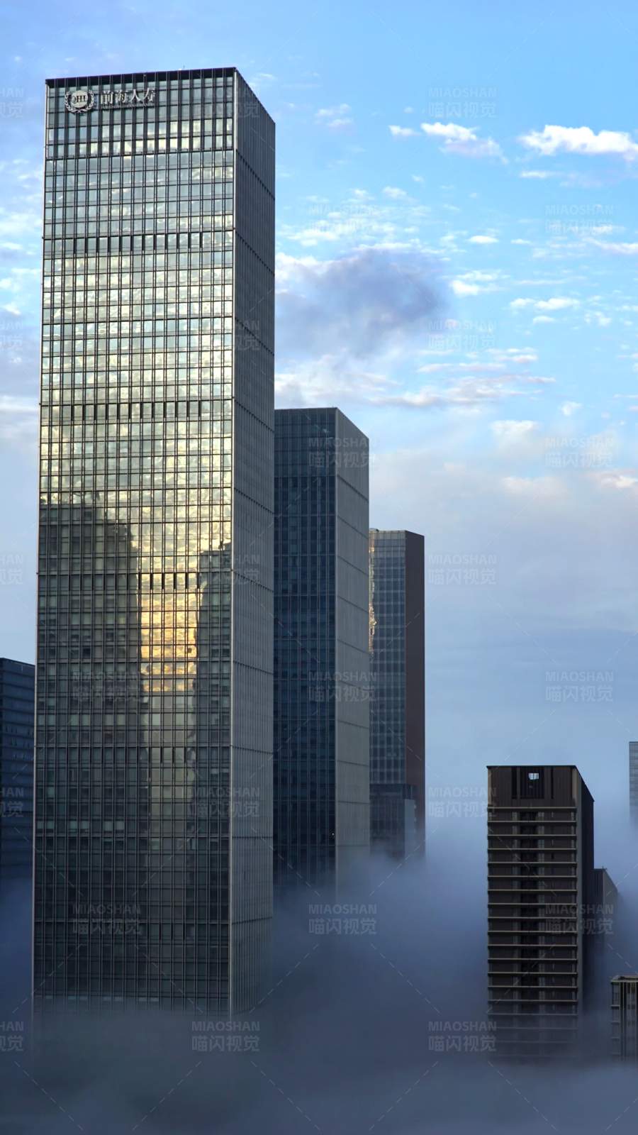 摩天大楼云雾间图片
