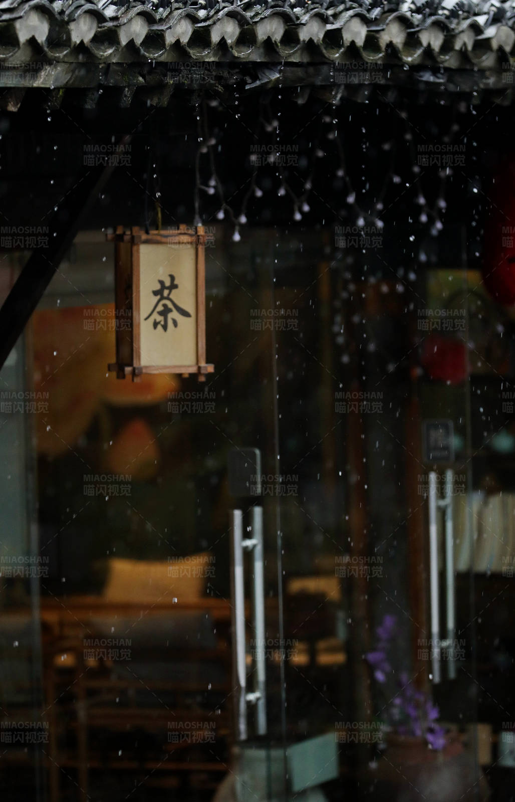 镇江千华古村雨中茶馆图片