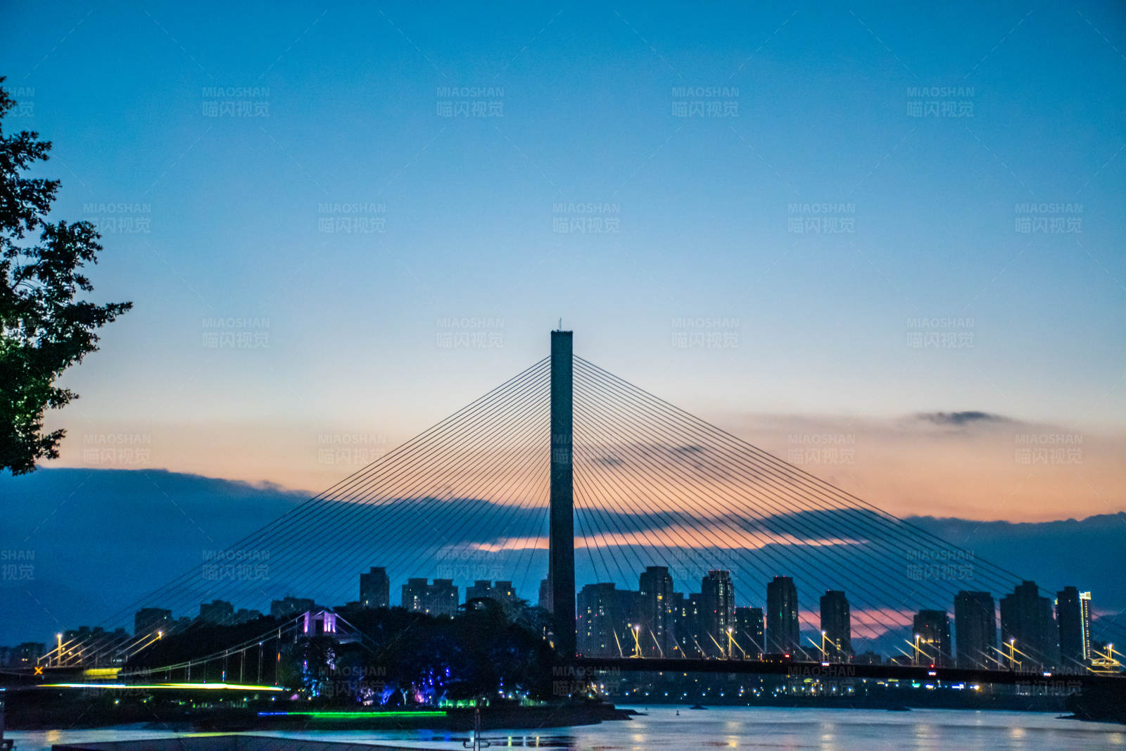 夕阳下的城市桥梁图片