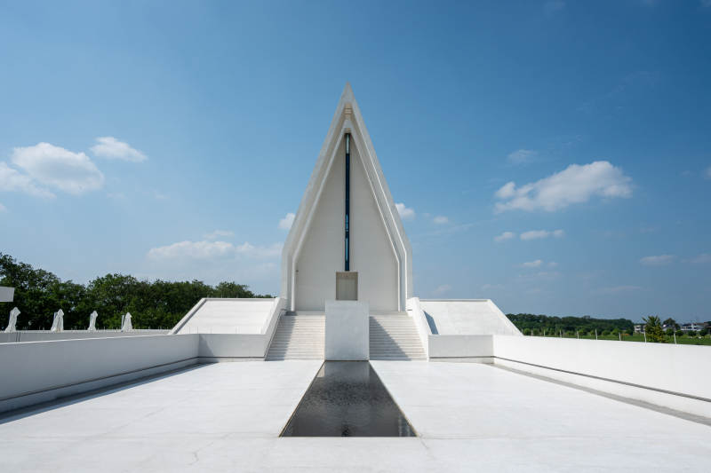 白色建筑与蓝天图片