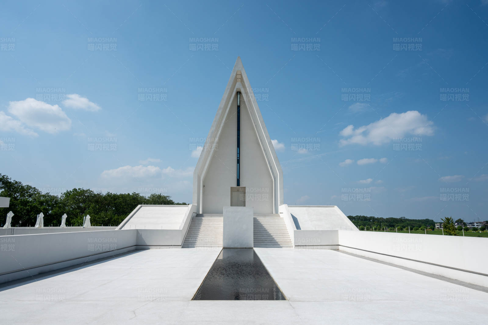 白色建筑与蓝天图片