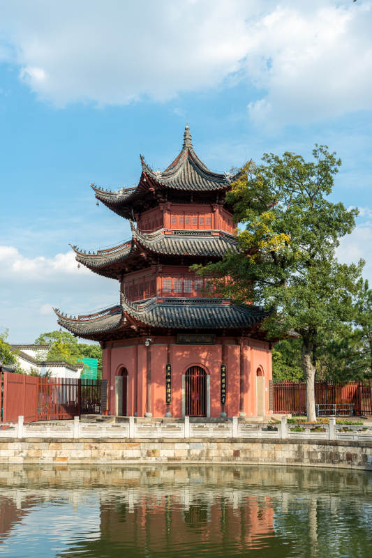 湖畔古塔映蓝天图片