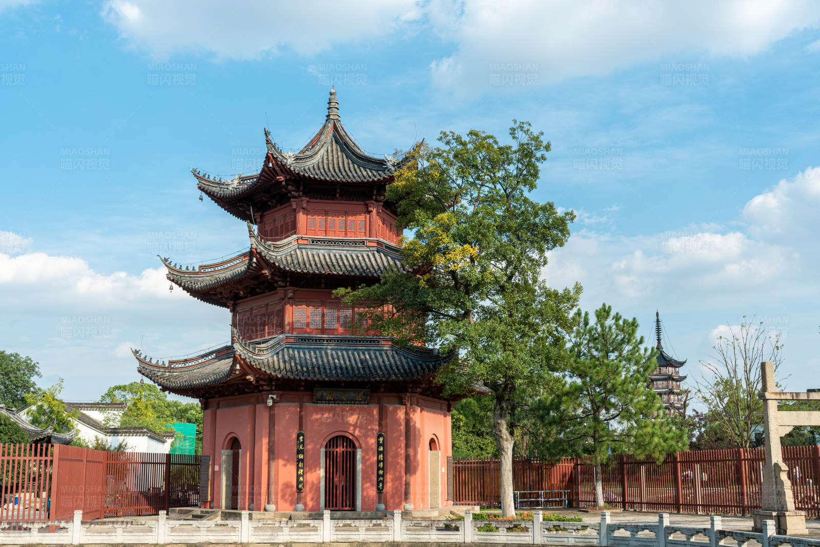 古塔红墙映蓝天图片