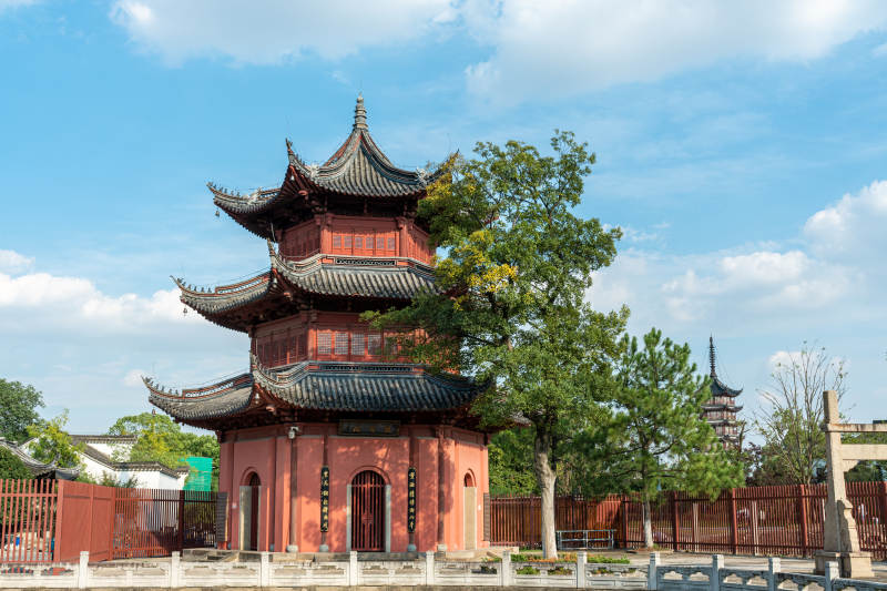 古塔红墙映蓝天图片