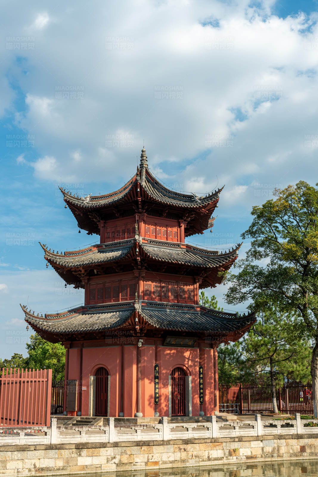 古塔映云天图片