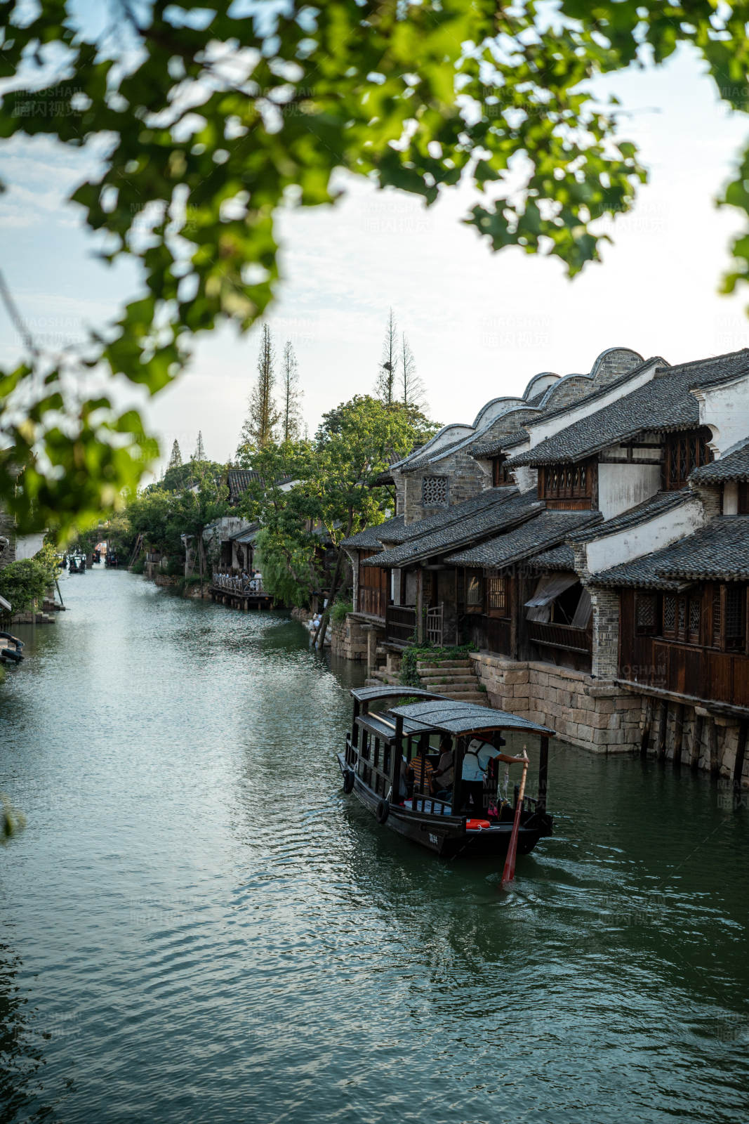 江南水乡游船图图片