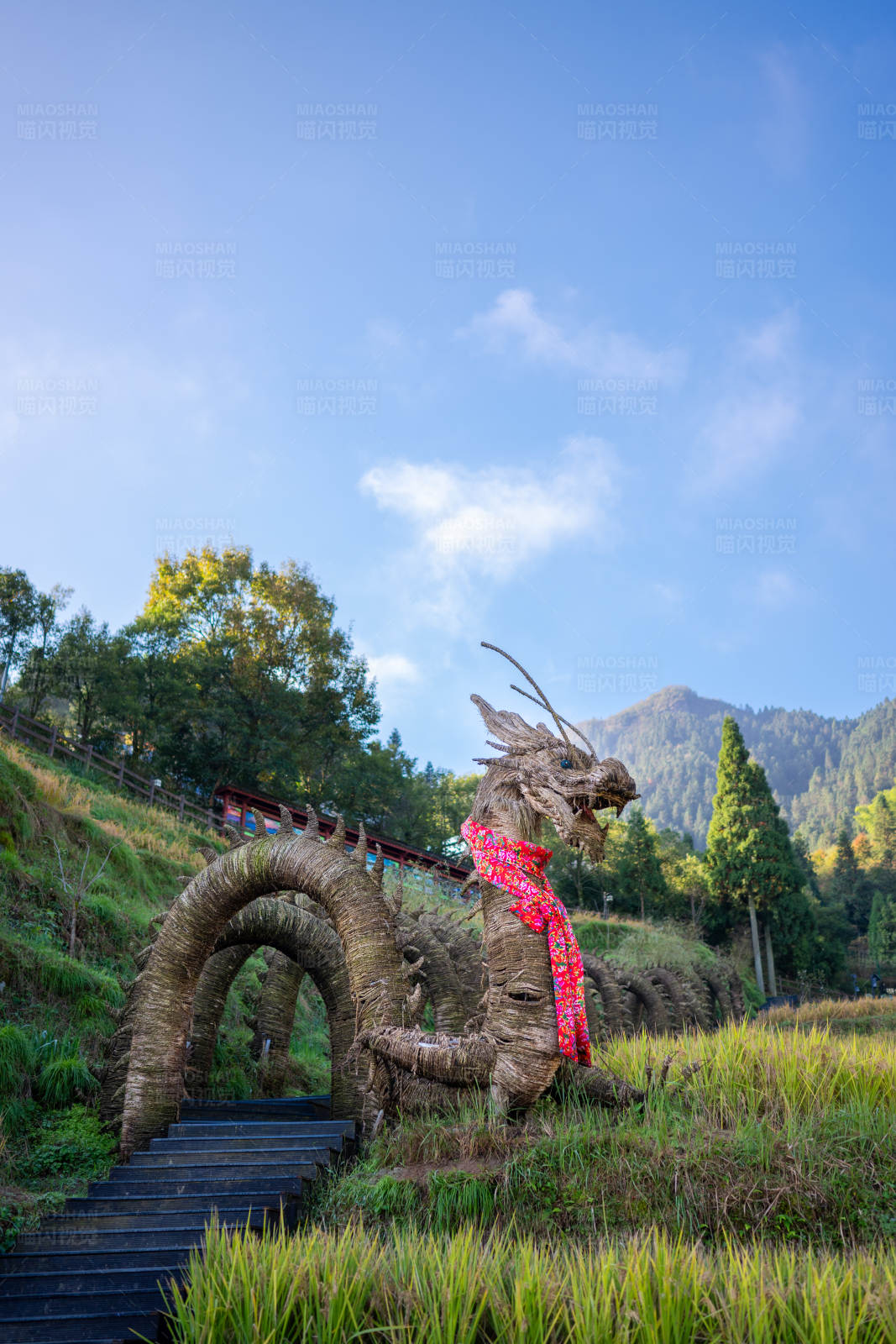 山间龙雕迎客来图片