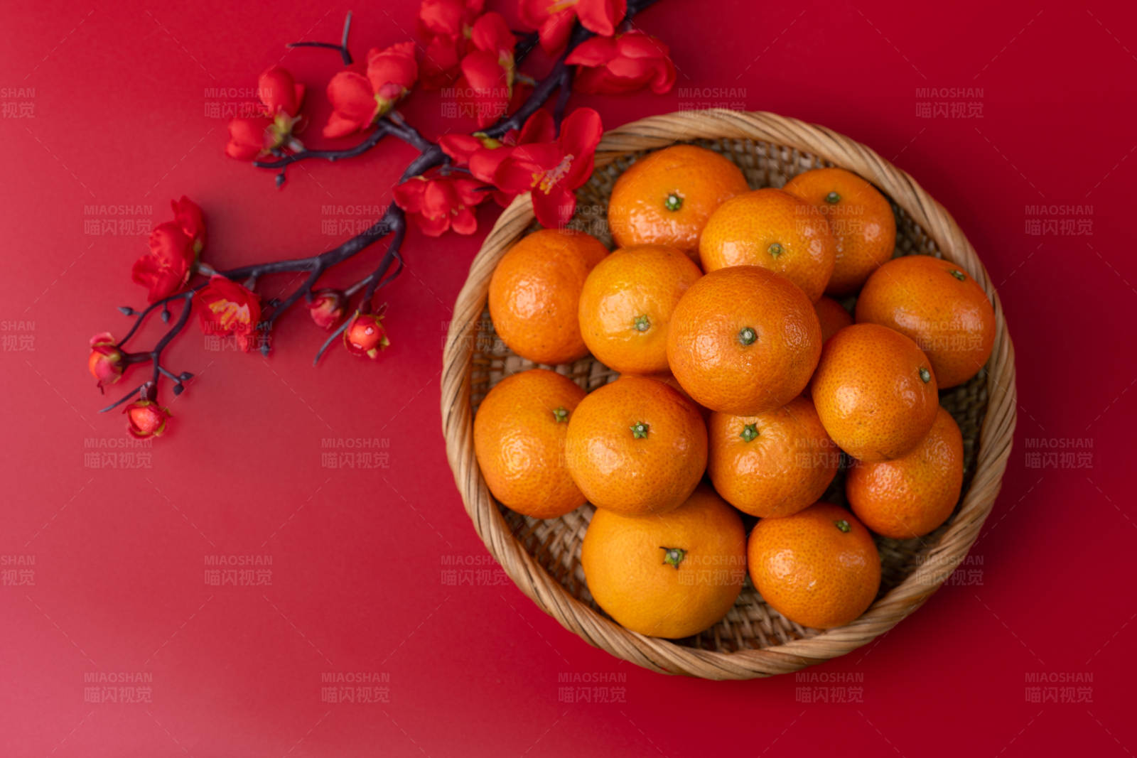 春节橙子与红梅图片