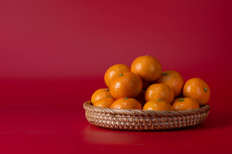 橘子篮子红色背景图片