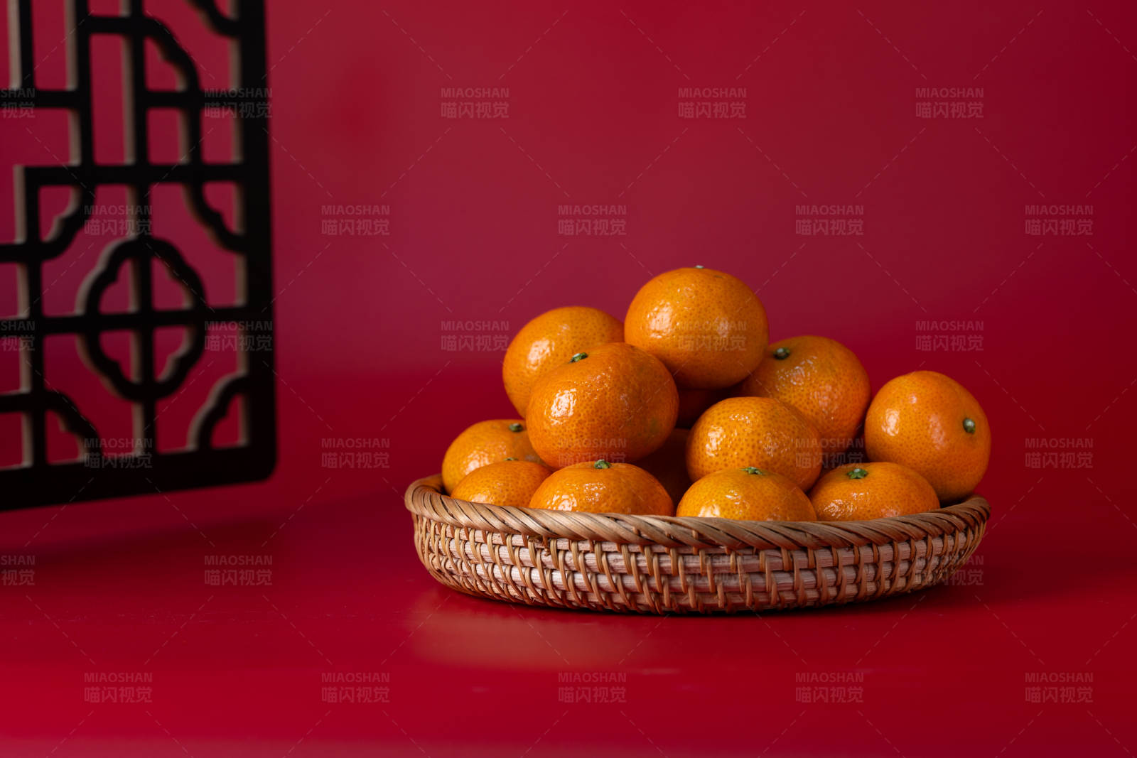 橘子篮子红色背景图片