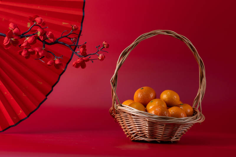 橘子篮与红扇图片