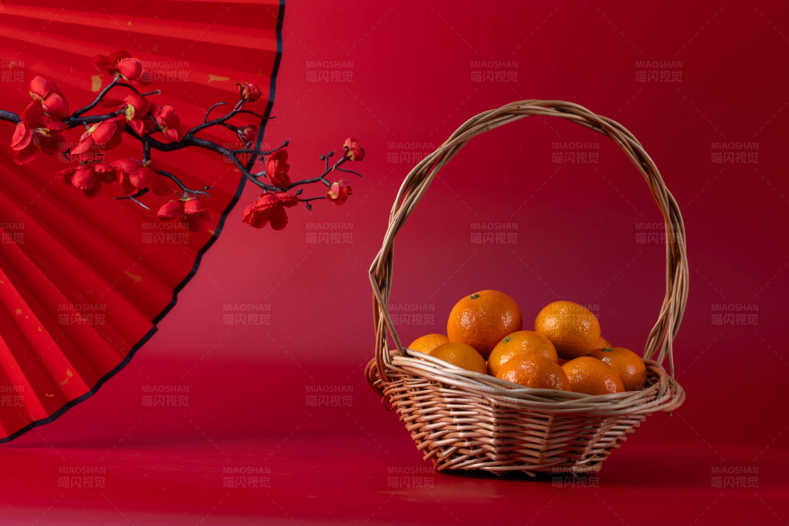橘子篮与红扇图片