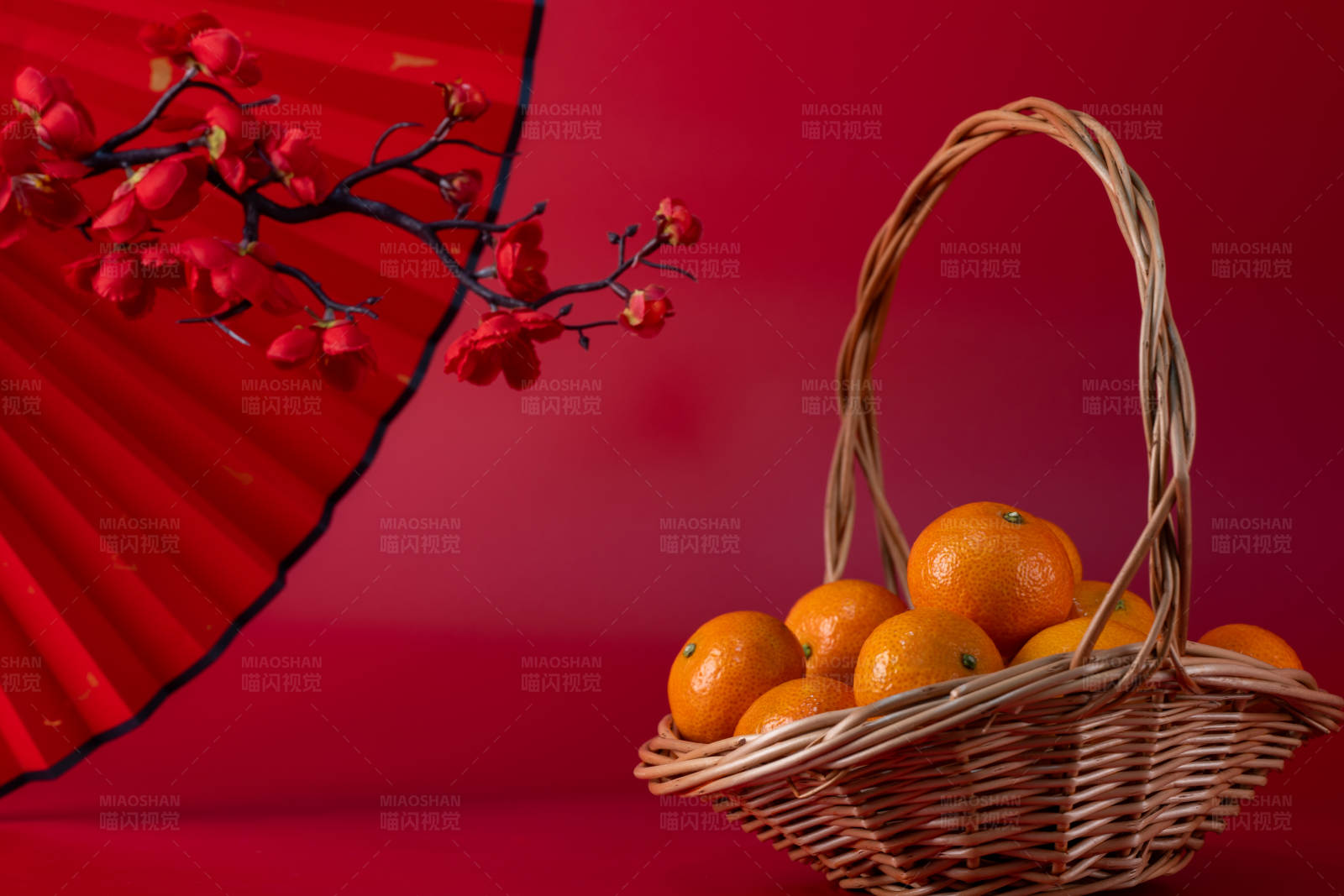 橘子篮与红扇图片