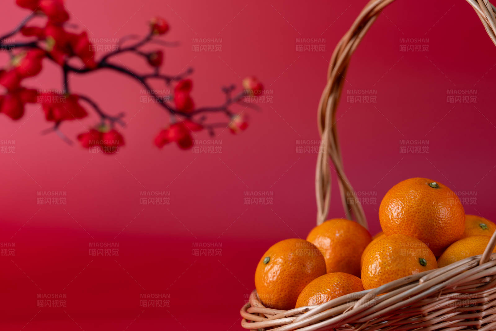 橘子篮子与红色背景图片