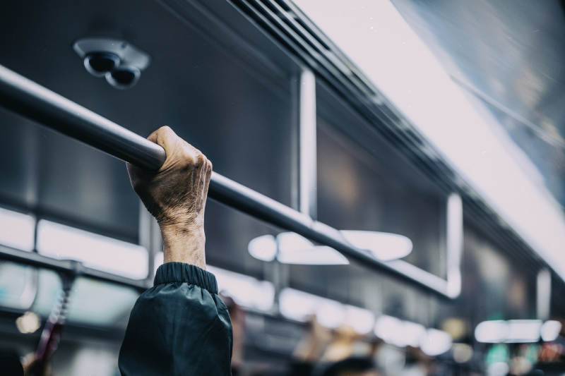 地铁上的手握扶杆图片