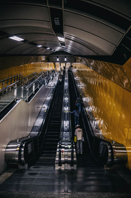 地铁站的扶梯与楼梯图片