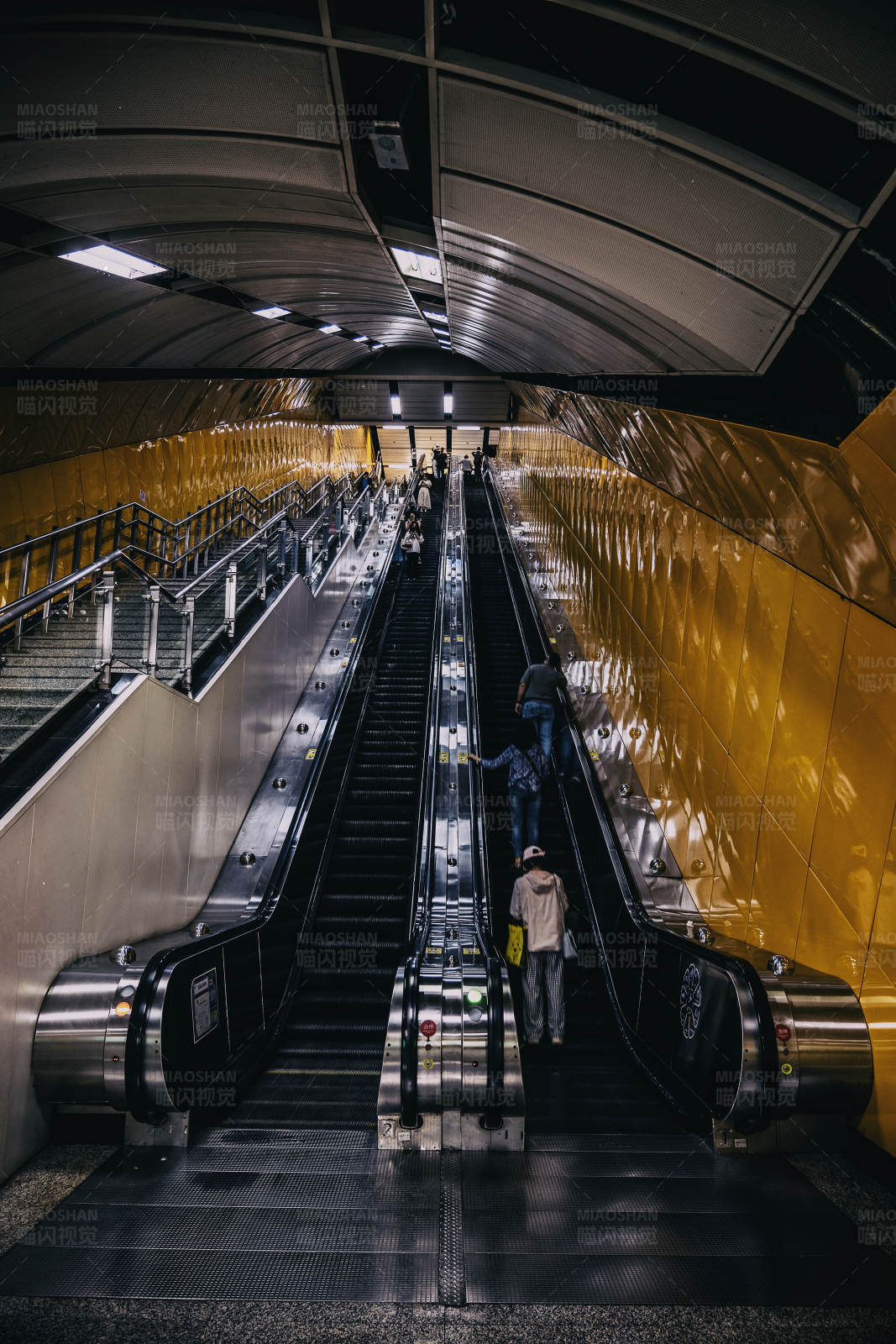 地铁站的扶梯与楼梯图片