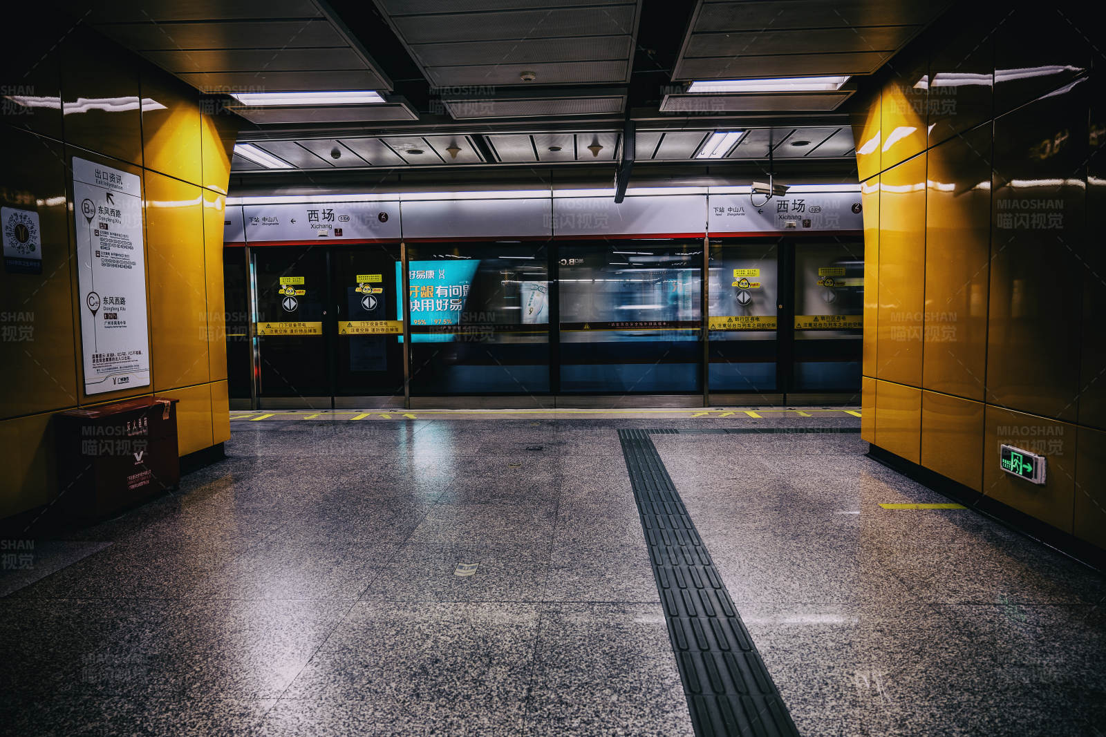 地铁站台的宁静时刻图片