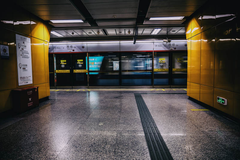 地铁站台的宁静时刻图片