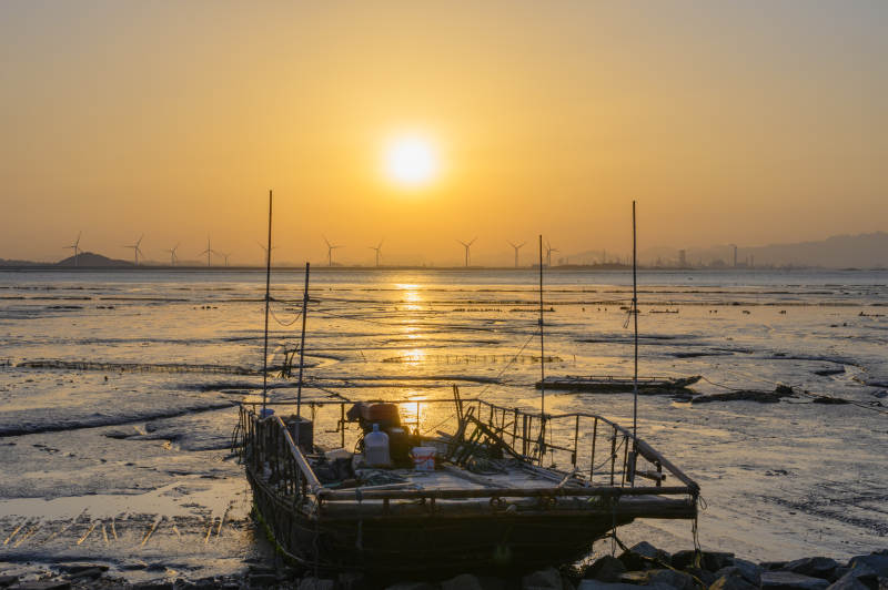 夕阳下的渔船与风车图片