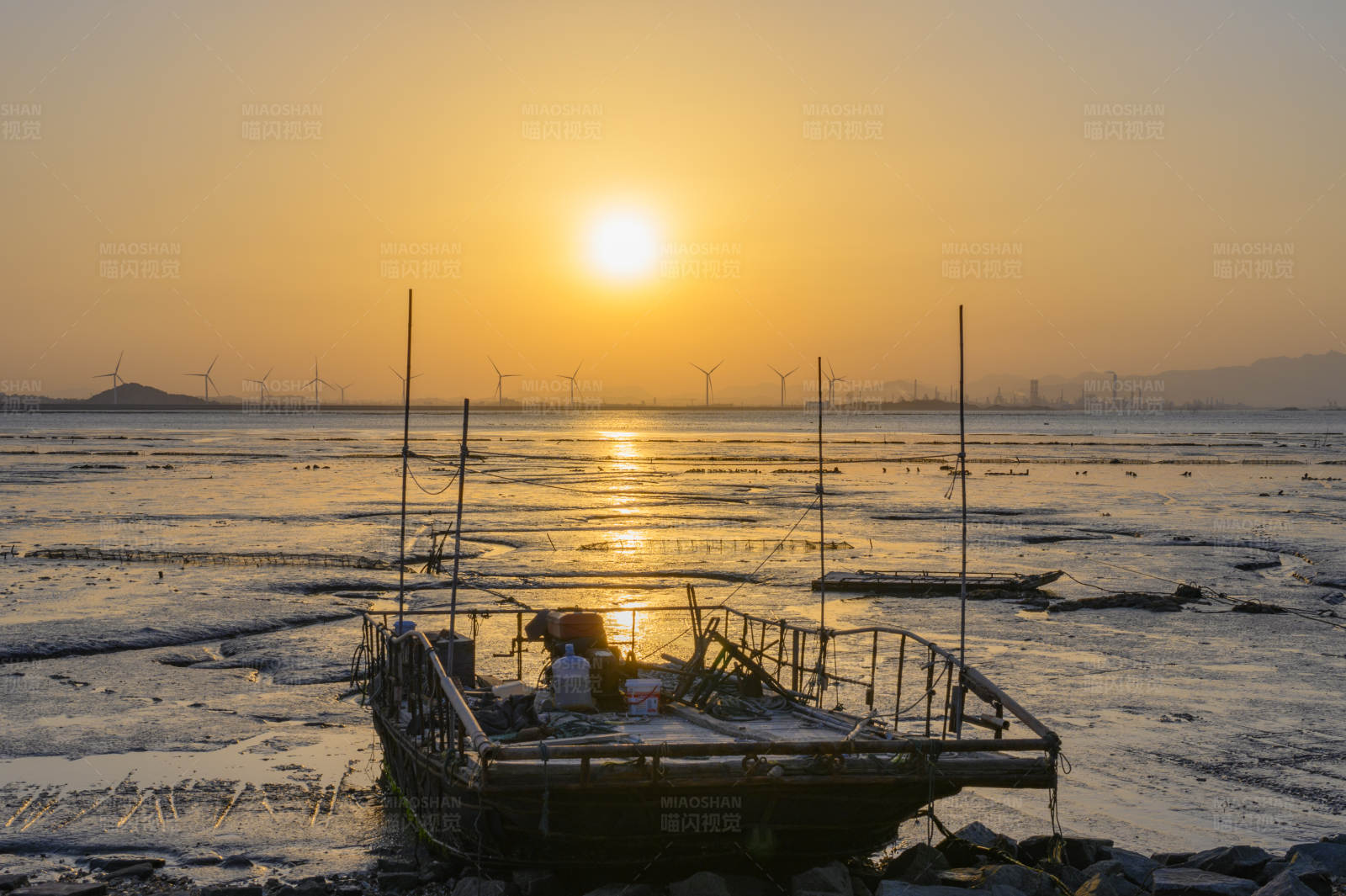 夕阳下的渔船与风车图片