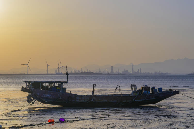 夕阳下的渔船与风车图片