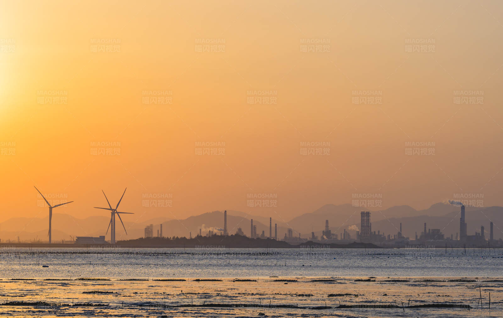 夕阳下的工业与自然图片