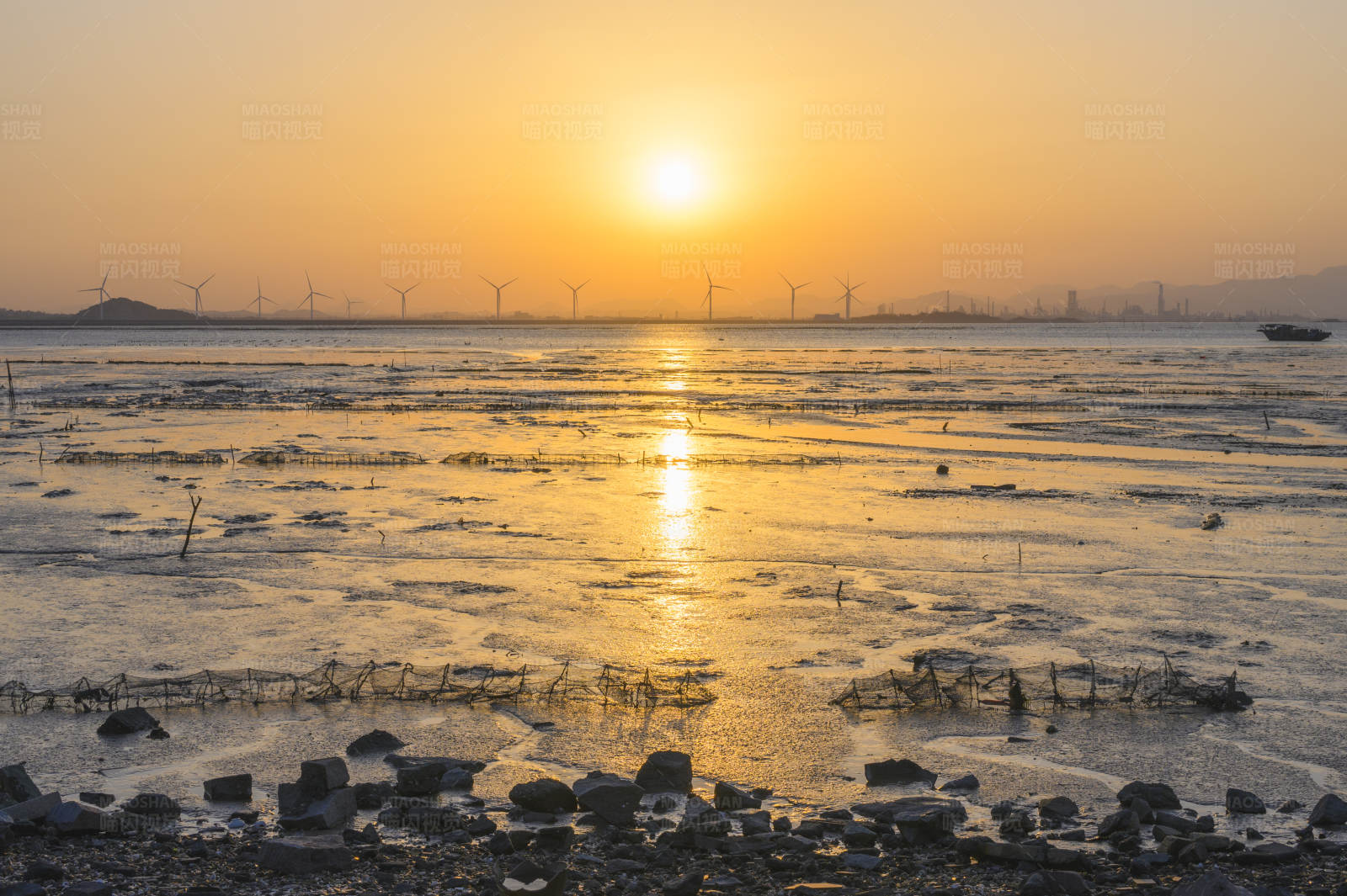 夕阳下的海滩与风车图片