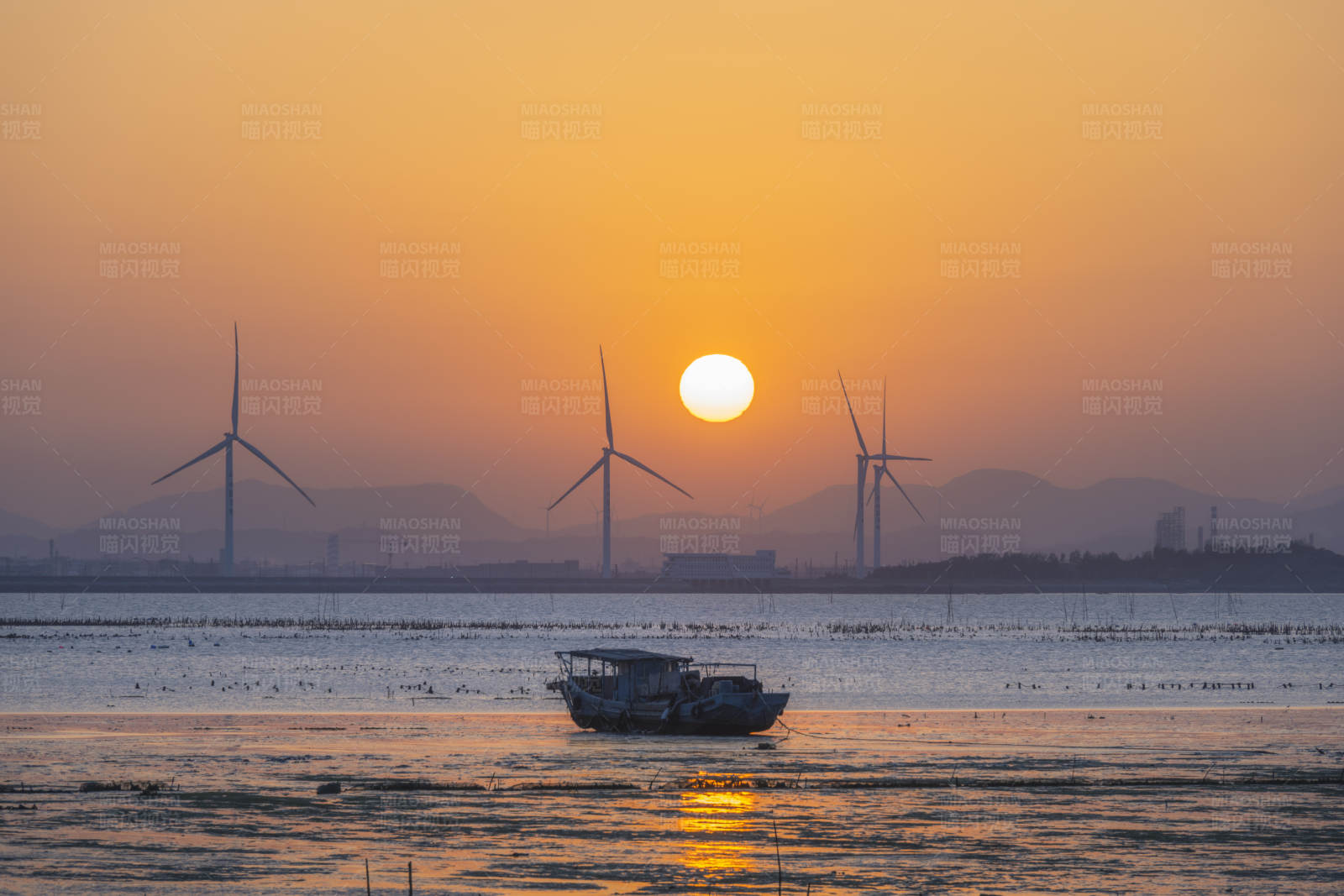 夕阳下的风车与小船图片