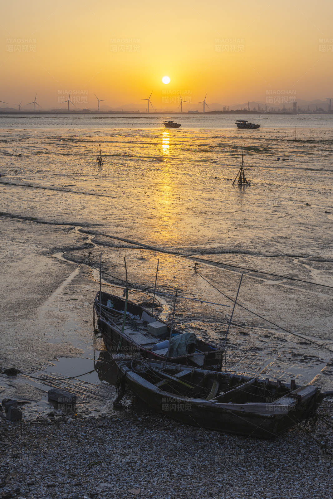 夕阳下的海滩与渔船图片
