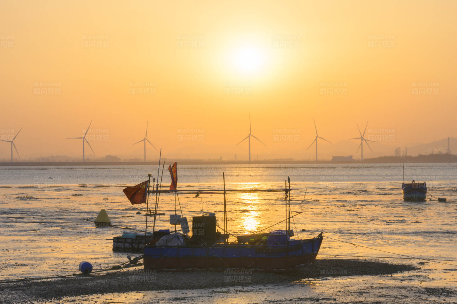 夕阳下的渔船与风车图片