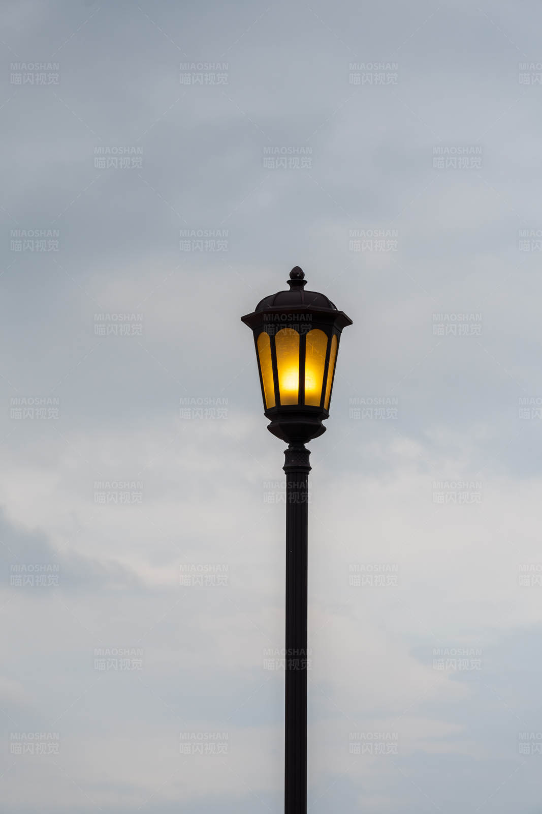 黄昏时的街灯图片