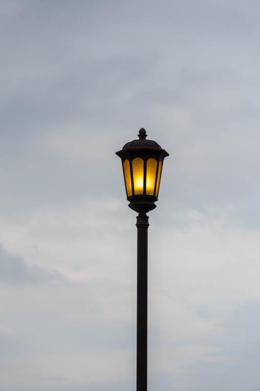 黄昏时的街灯图片