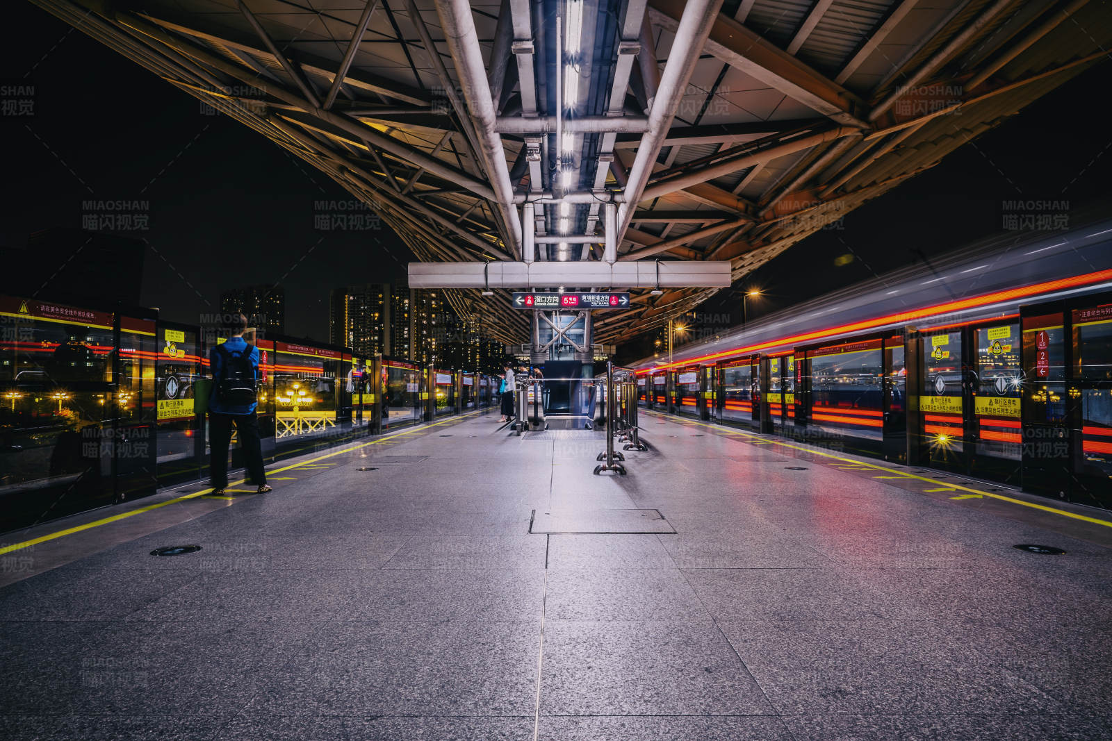 夜幕下的火车站台图片