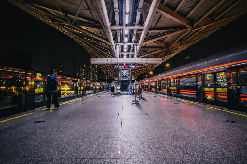 夜幕下的火车站台图片