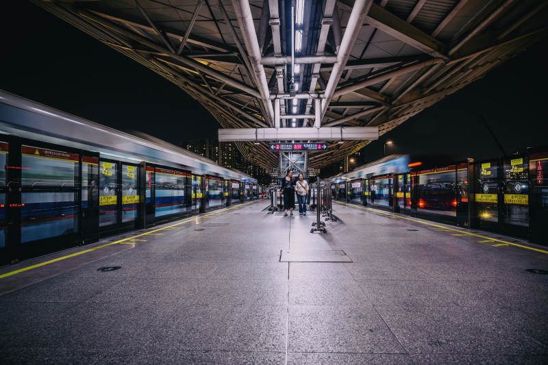 夜幕下的地铁站图片