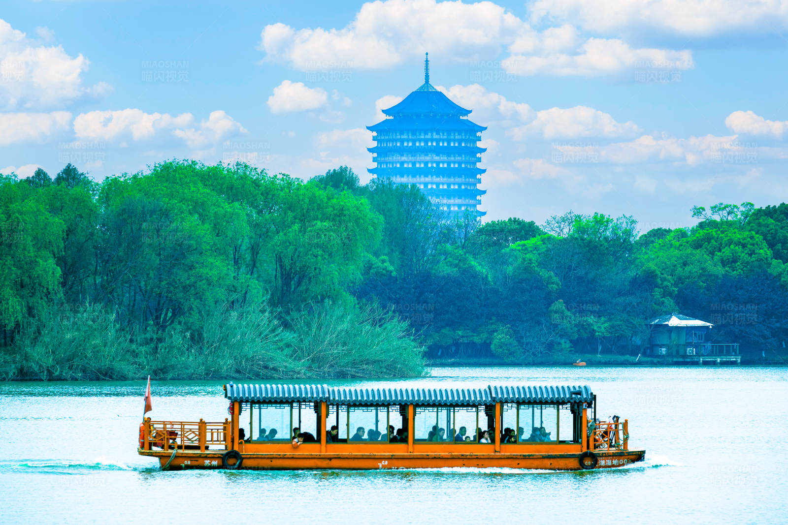 西湖游船与雷峰塔图片