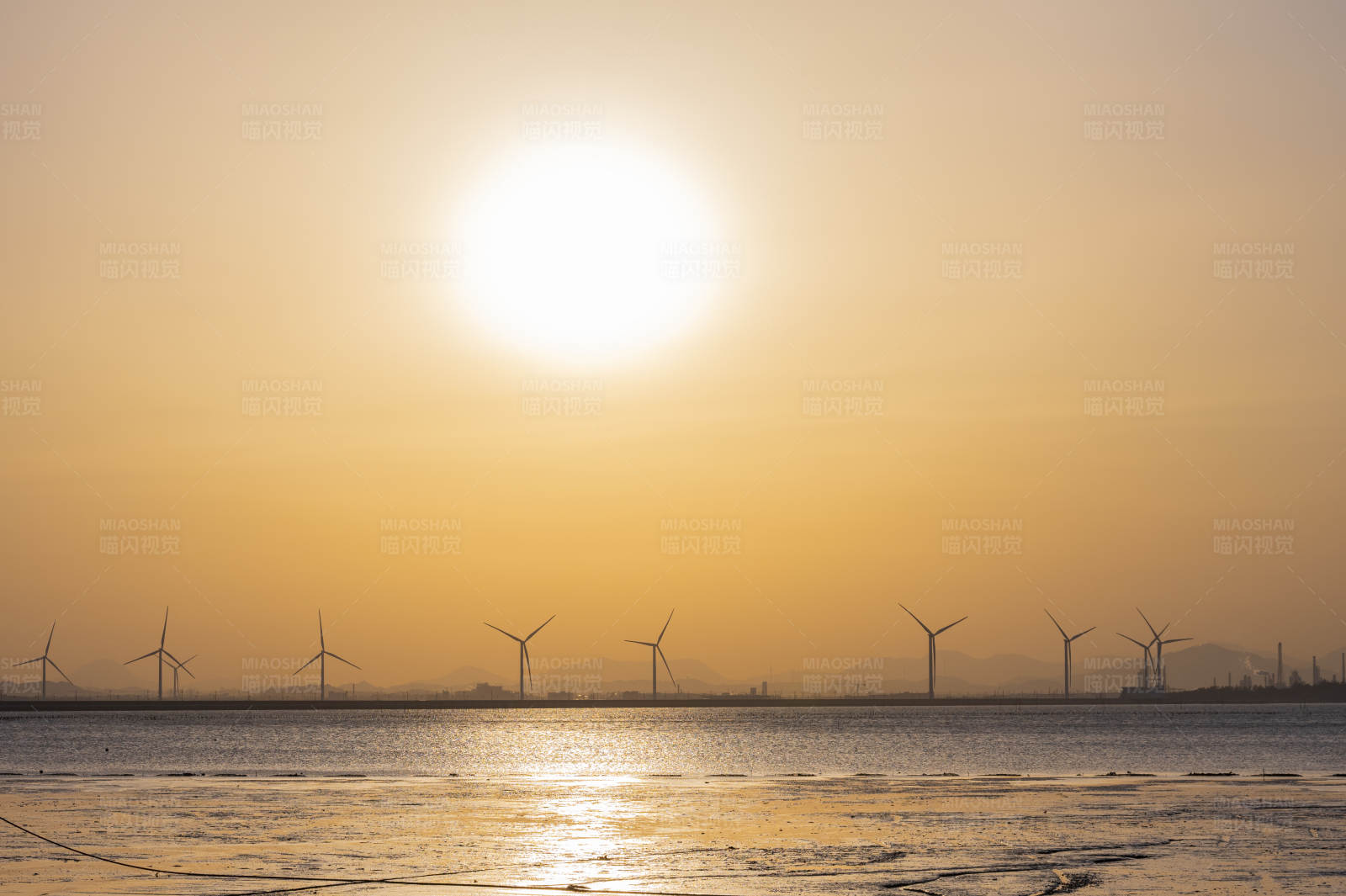 夕阳下的风车图片