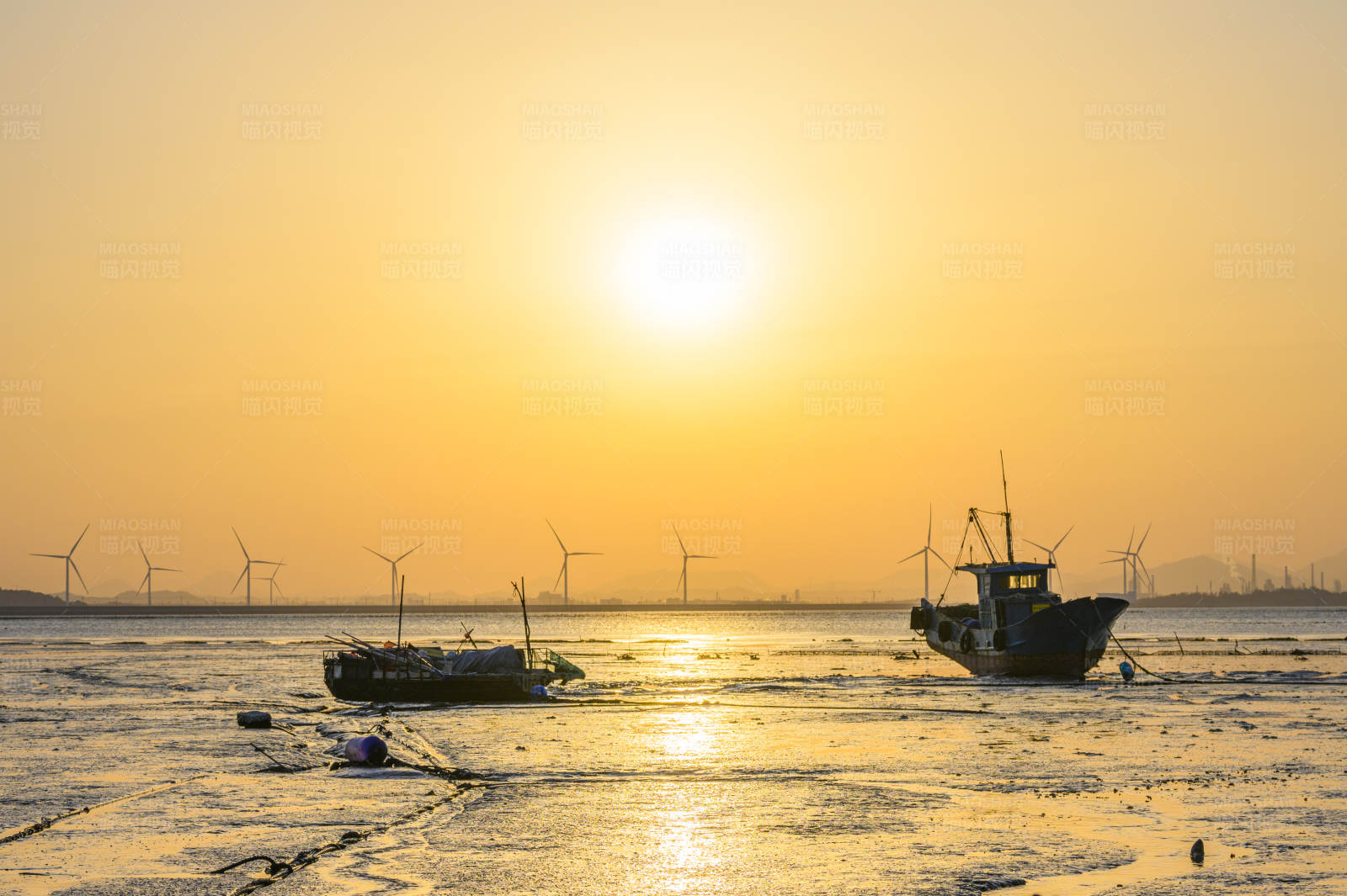 夕阳下的渔船与风车图片