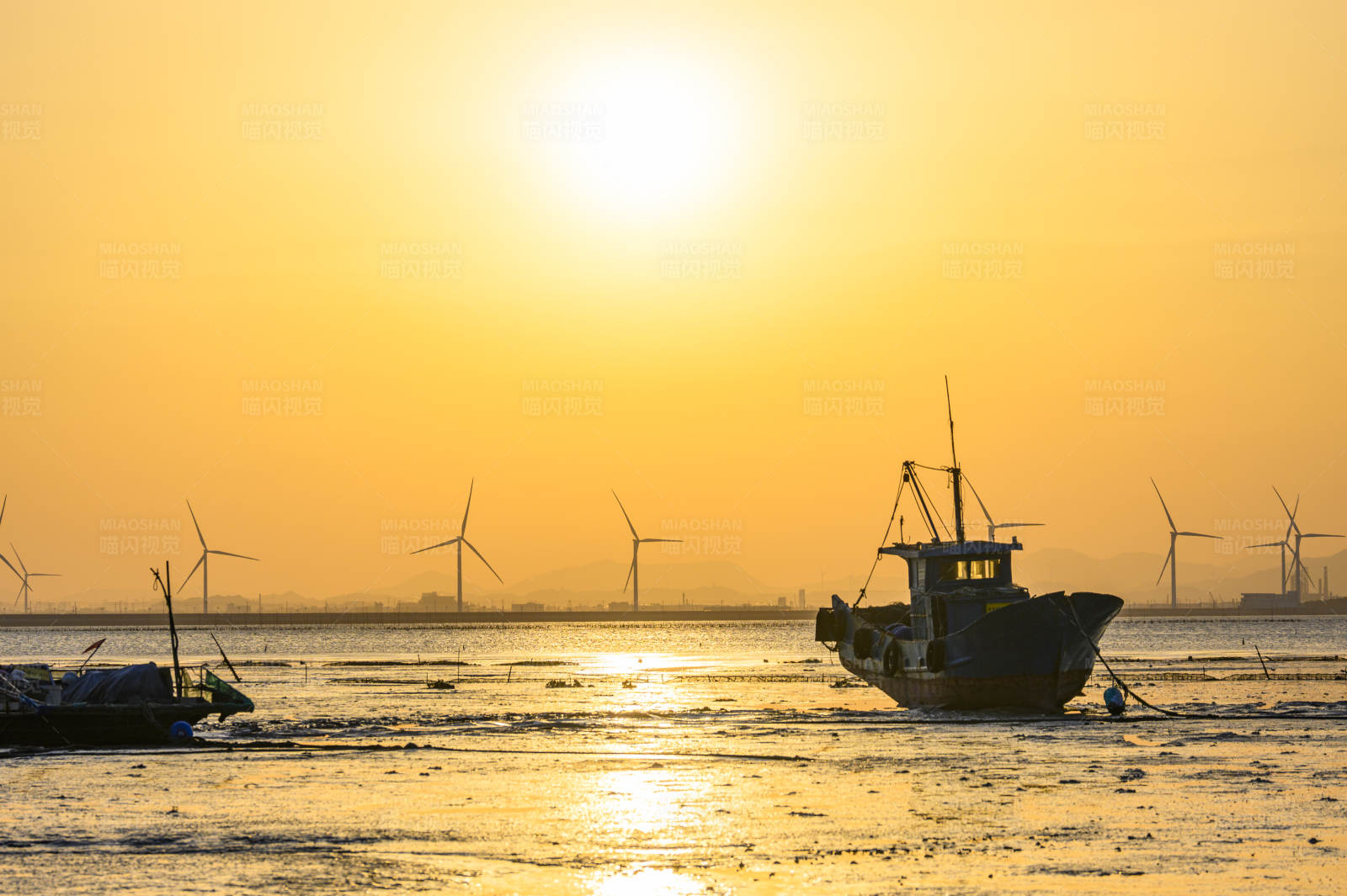 夕阳下的渔船与风车图片