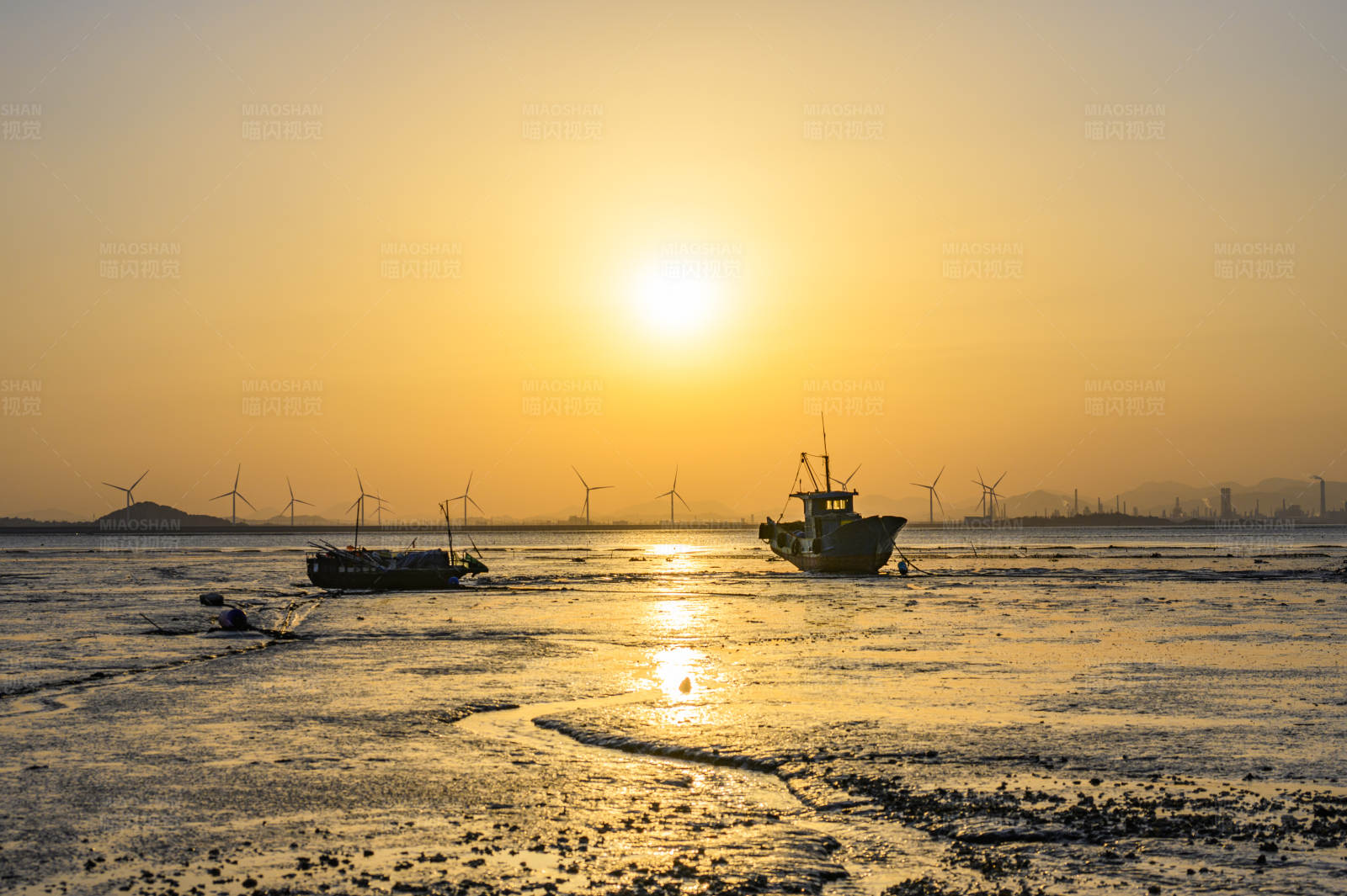 夕阳下的渔船与风车图片