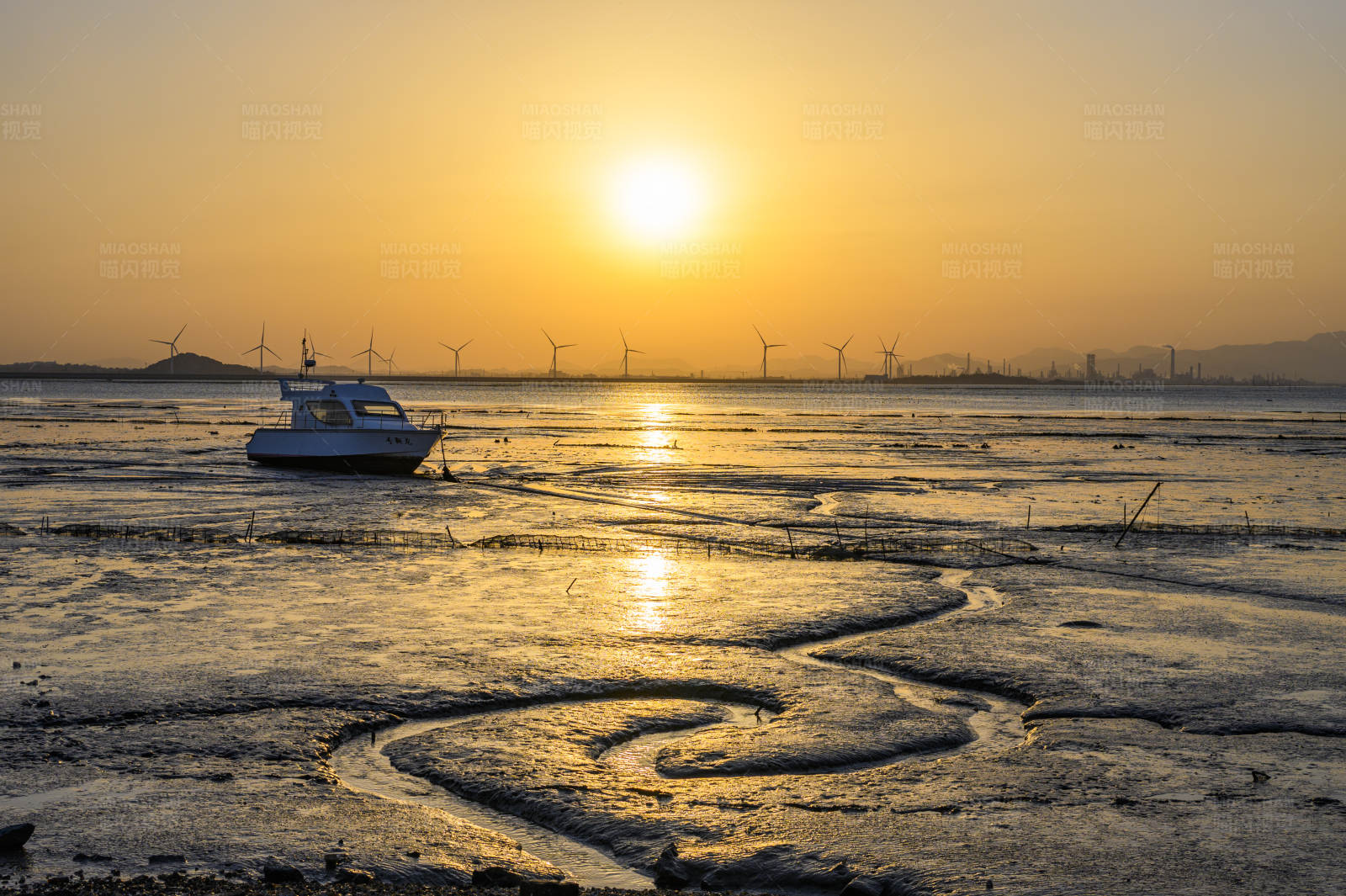 夕阳下的海滩与风车图片
