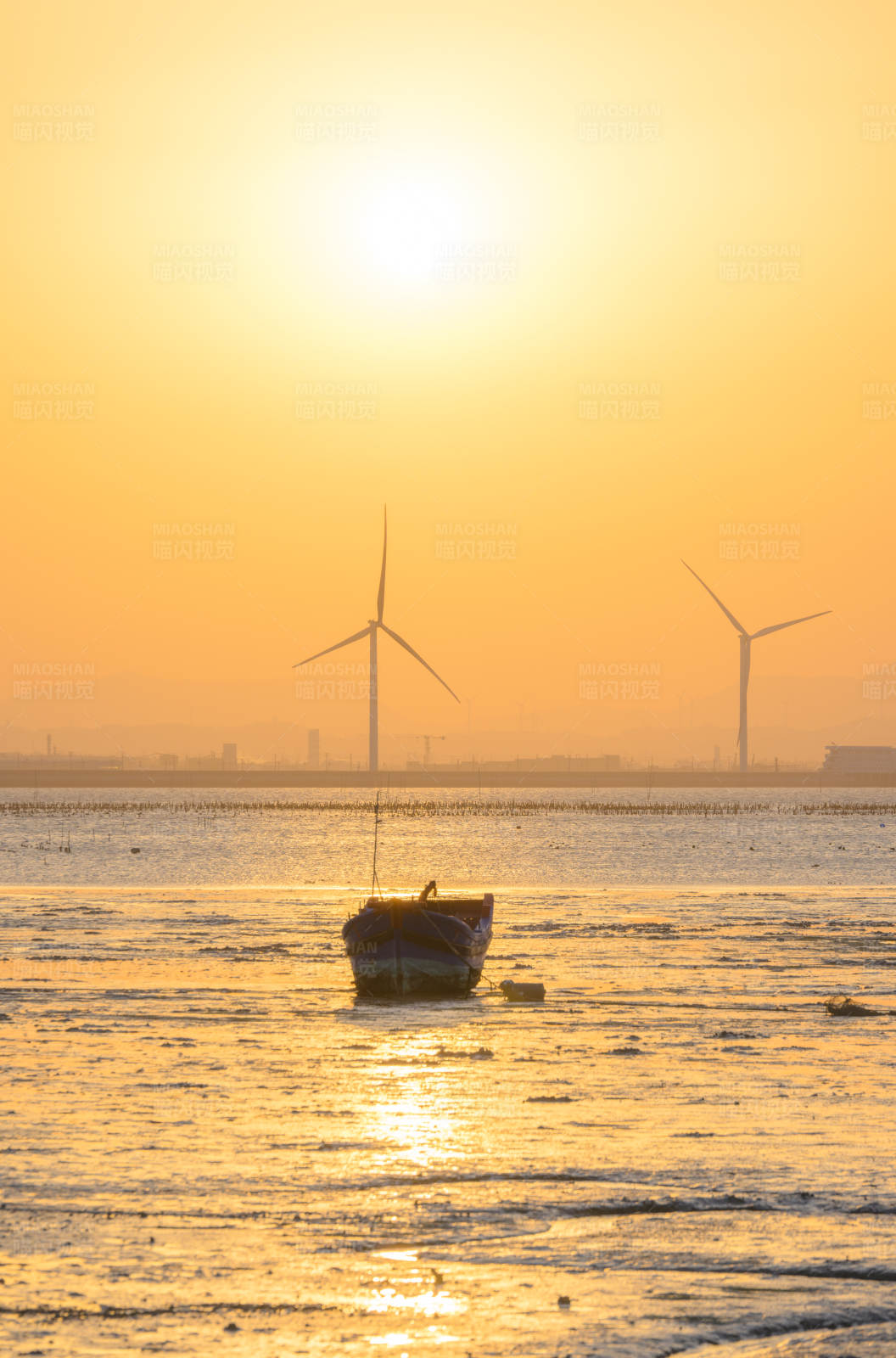 夕阳下的风车与小船图片