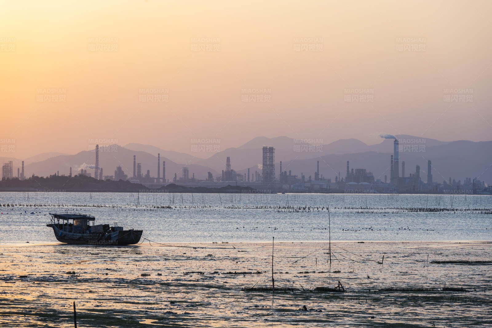 夕阳下的海景与城市图片